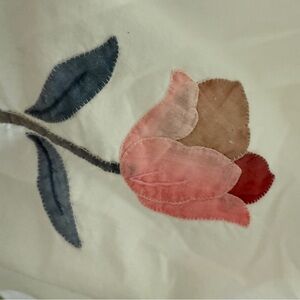 Omusa White Ruffle Percale Bedskirt With Hand Appliqué Tulip Flowers QUEEN SIZE